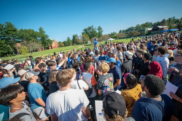 Welcome Week group of student with Nestor Balloon in the background.